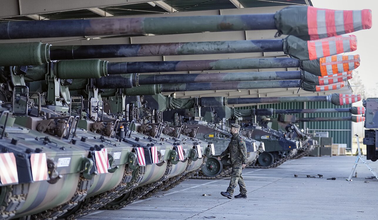 German howitzers (associative image)
