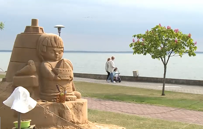 Smėlio skulptūrų simpoziumas Juodkrantėje: purškia lipalo ir vandens mišiniu, kad kūriniai išsilaikytų iki šalnų
