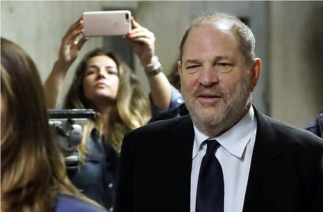 Žinios. JK teisėsauga ketina pareikšti kaltinimus už seksualinę prievartą buvusiam Holivudo prodiuseriui