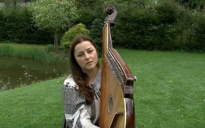 Muzikantė iš Ukrainos, grojanti bandūra: gali prarasti viską, bet svarbiausia neprarasti žmogiškumo