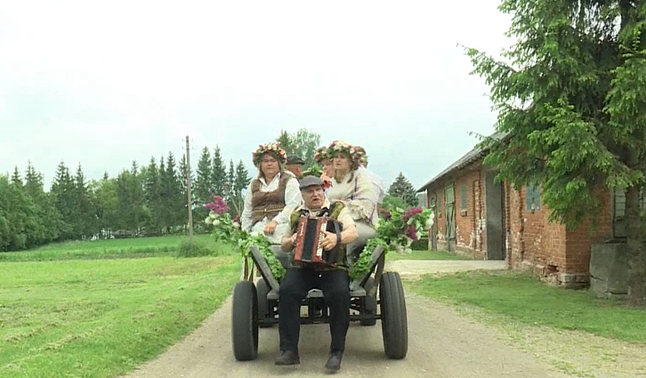 Ten, kur tradicijos išliko: Saločių bendruomenė iki šiol kinkytu arkliu vyksta pasveikinti visų Antanukų ir Antaninų