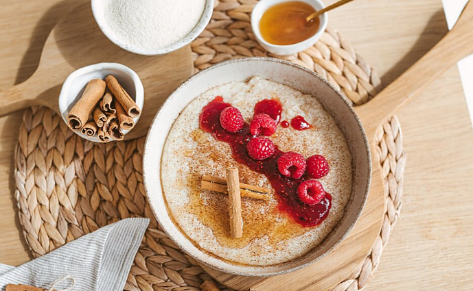 Šilta košė – pusryčių bomba: greitai paruošiamas košes mėgstančius medikai įspėja – mūsų organizmas jų neatpažįsta