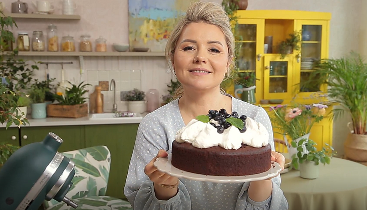 Vasaros šventėms pagardinti skirtas tirštas, drėgnas ir skanus pyragas su lietuvių pamėgtu gėrimu