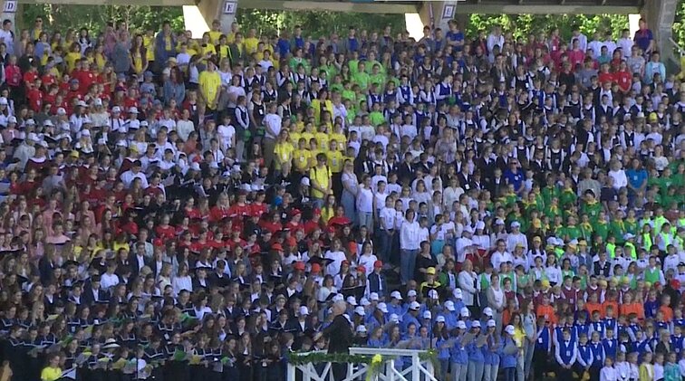 Beveik 300 meno kolektyvų susirinko Klaipėdoje vykstančioje Dainų šventėje: dalyviai teigia, jog pasiilgo tokio tipo renginių