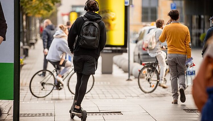 Specialistai primena, jog elektrinis paspirtukas – ne žaislas: dažnai važinėja taip, lyg būtų nemirtigi