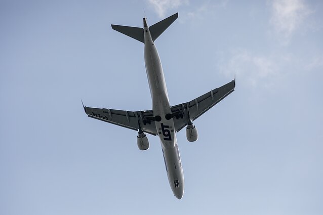 Žinios. Jungtinė Karalystė nepaiso migrantų gynėjų teisinių žingsnių stabdyti skrydžius: išsiunčia pirmąjį lėktuvą į Ruandą