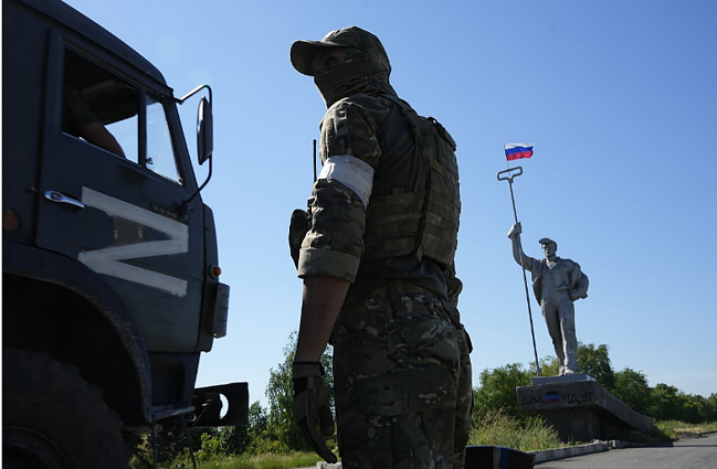 Navys apie Rusijos ultimatumą ukrainiečių kovotojams Sjeverodonecke: nėra tikslo laukti, kol miestą sugriaus
