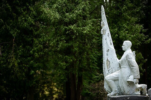 Pusė apklaustų Lietuvos gyventojų mano, kad sovietų kariams pastatyti paminklai turėtų būti nukelti