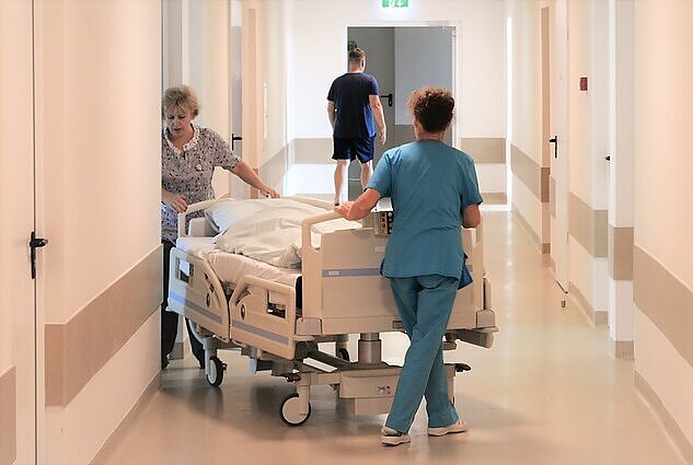 Prašo stabdyti sveikatos įstaigų pertvarką: medikai teigia, kad bus apribota pacientų laisvė rinktis norimas įstaigas