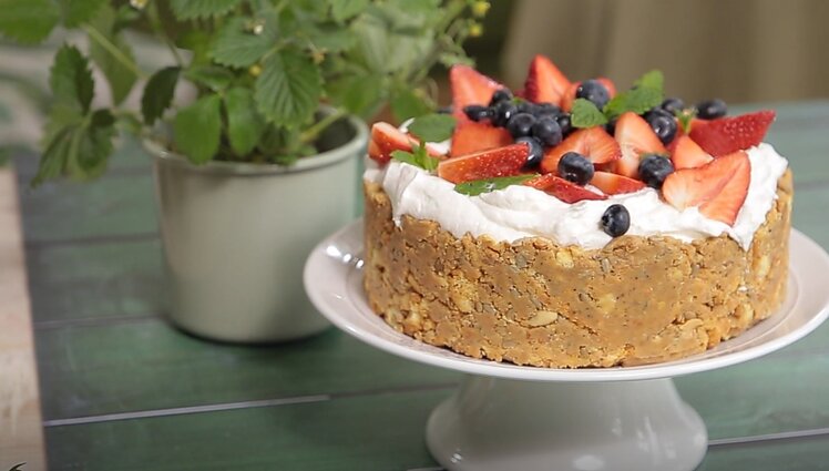 Desertas, kurio paragavus tikrai užteks jėgų šokinėti per laužą: nesudėtingas tortas Jonui