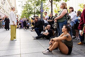 Elžbietos Latėnaitės inicijuotas performansas „ritUAlas“ prie Lietuvos nacionalinio dramos teatro Elžbietos Latėnaitės inicijuotas performansas „ritUAlas“ prie Lietuvos nacionalinio dramos teatro