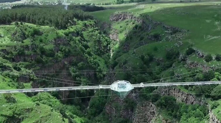 Tiltas virš Dashbashi kanjono Sakartvele – nauja atrakcija ir turistams, ir vietiniams