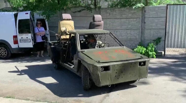 Žinios. Ukrainoje paprasti automobiliai verčiami mašinomis karui: jie bus pritaikyti ir šaudyti