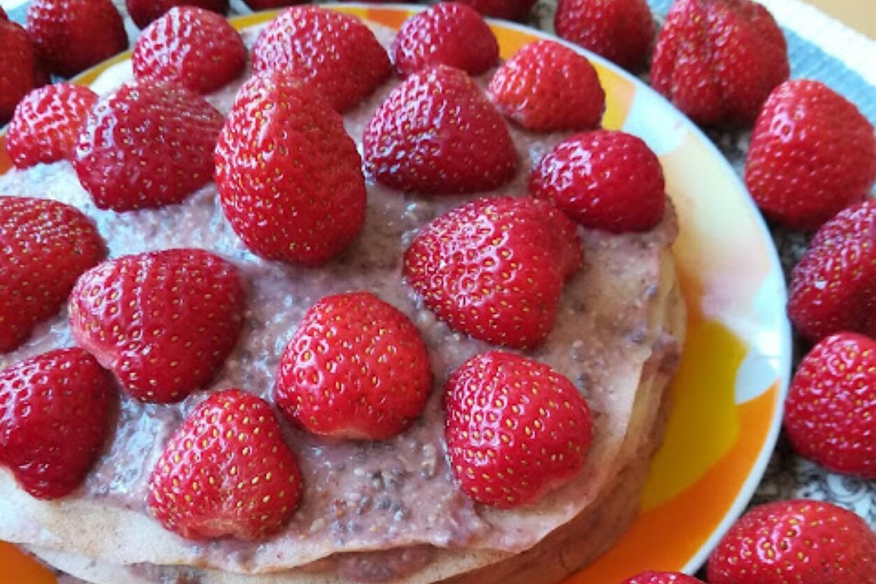 Lietinių desertas su braškėmis