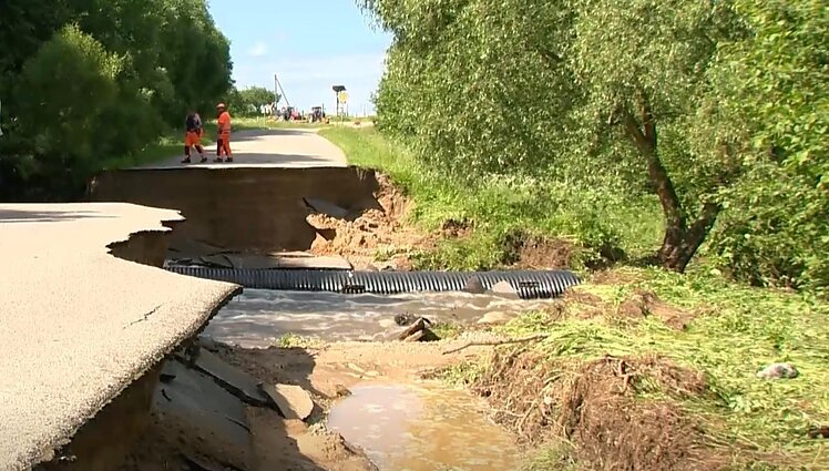 Kaišiadorių rajone po lietaus – nepravažiuojami ir išplauti keliai: kai kurios gyvenvietės liko be susisiekimo