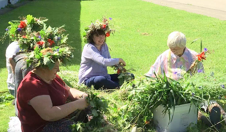 60 metų vainikus pinanti Gražina: vaikystėje juos pindavome net karvėms, už tai gaudavome puikų atlygį – saldainių