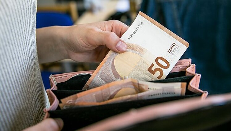 Žinios. Seime – siūlymas riboti didesnius nei 3 tūkst. eurų atsiskaitymus grynaisiais