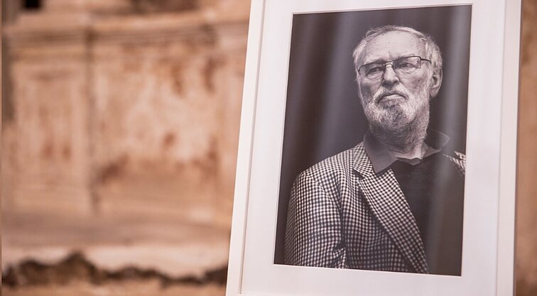 Aktoriaus Regimanto Adomaičio laidotuvės: amžino poilsio atgulė Antakalnio kapinių Menininkų kalnelyje