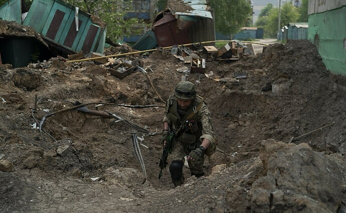 Žinios. Ukrainos gynybos ministras: Rusija paleidžia iki tūkst. sviedinių per valandą