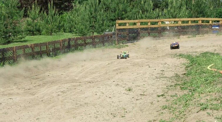 Lenktynių trasą savame kieme įkūręs rokiškietis: iš pradžių trasa buvo tris kartus mažesnė