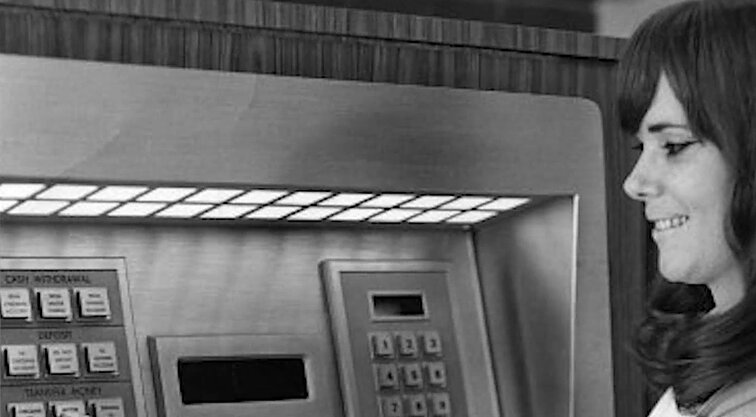 Pirmasis bankomatas Londone: magnetines korteles tada atstodavo kuponai