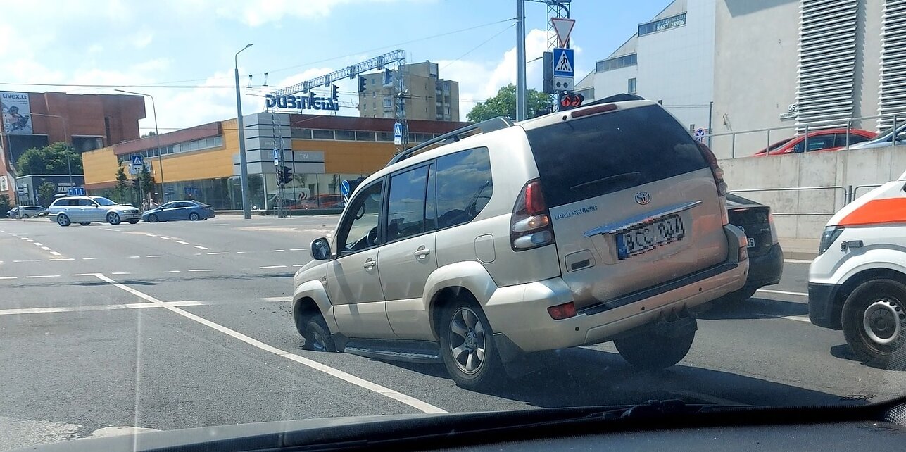 Vilniuje į smegduobę įkrito visureigis Vilniuje į smegduobę įkrito visureigis
