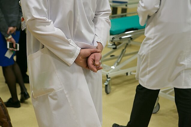 Dirbtinių sąnarių rinkoje aiškėja suinteresuotų medikų ir tiekėjų tinklas: bendra pirkimų suma viršija 150 mln. eurų