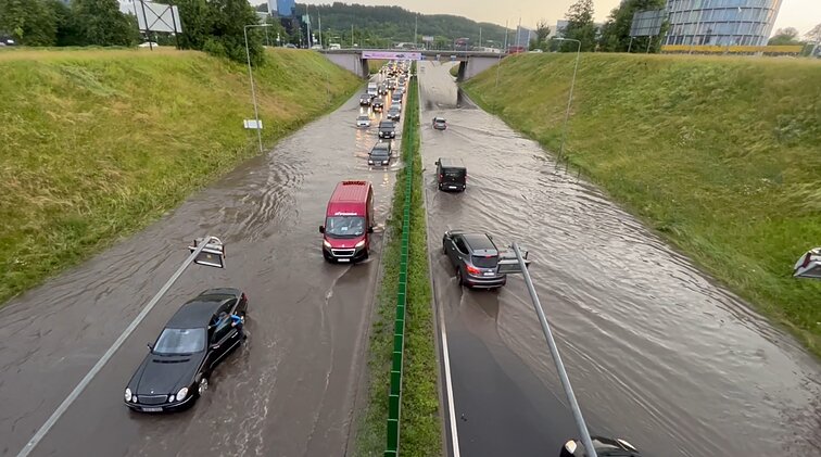 Potvynis Geležinio Vilko gatvėje: klimpsta ir sunkiai pravažiuoja automobiliai