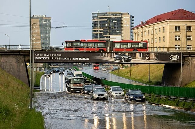 Po liūties Vilniuje – klausimai dėl apsemtų gatvių: atsakinga įmonė žada viltingų sprendimų