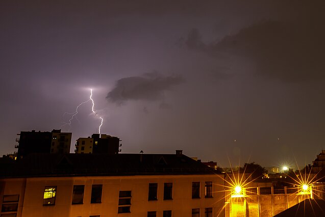 Priešgaisrinės apsaugos ir gelbėjimo departamento atstovė: perkūnijos metu lauke svarbu neturėti metalinių daiktų