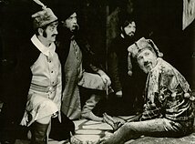 Juokdarys – Vytautas Paukštė. Kairėje – Romualdas Grincevičius, Povilas Stankus, Aleksandras Šimanskis. Juozo Grušo „Barbora Radvilaitė“. Rež. Bronius Gražys. KDT, 1973 