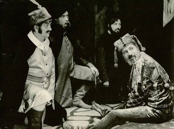 Juokdarys – Vytautas Paukštė. Kairėje – Romualdas Grincevičius, Povilas Stankus, Aleksandras Šimanskis. Juozo Grušo „Barbora Radvilaitė“. Rež. Bronius Gražys. KDT, 1973 