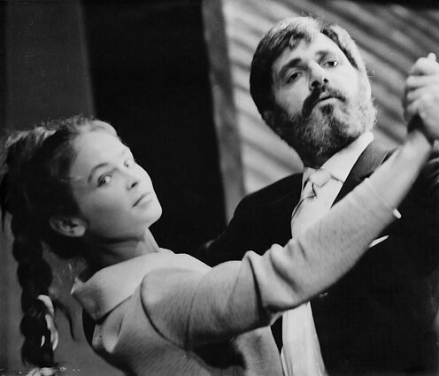 „Filosofas“ – Vytautas Paukštė, Lilja - Julija Sakalaitė. Egono Ranneto „Kriminalinis tango“. Rež. Bronius Gražys. Klaipėdos dramos teatras, 1968