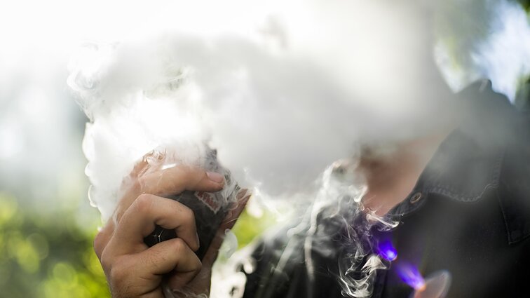 Žinios. Nuo šiandien Lietuvoje nebegalima prekiauti elektroninėmis cigaretėmis su skoniais