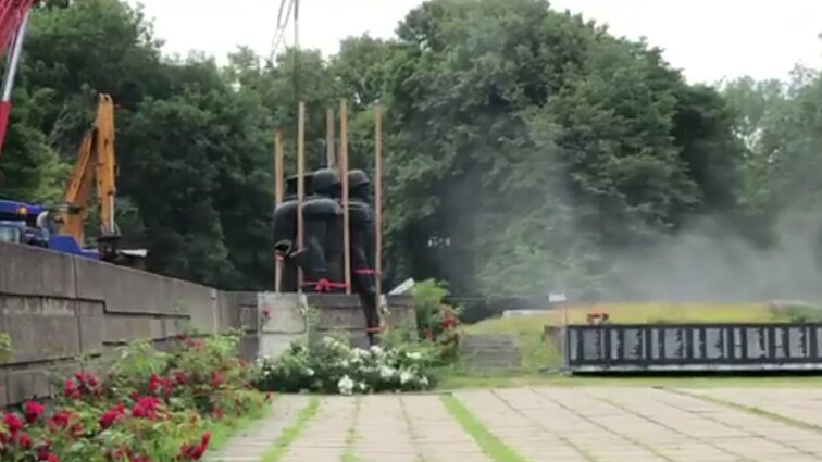 Klaipėdoje demontuojamas sovietinis memorialas: neliks garsiojo kalavijo, į istorijos užmarštį keliauja ir kariai