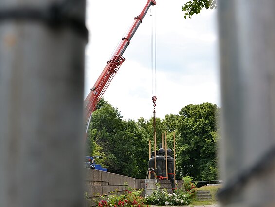 Klaipėdoje demontuojamas sovietinis memorialas Klaipėdoje demontuojamas sovietinis memorialas