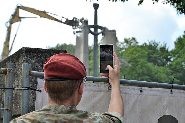 Klaipėdoje demontuojamas sovietinis memorialas Klaipėdoje demontuojamas sovietinis memorialas