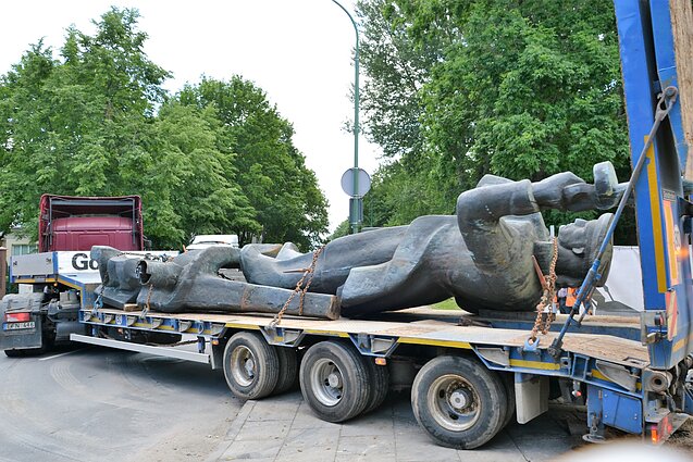 Klaipėdoje demontuojamas sovietinis memorialas