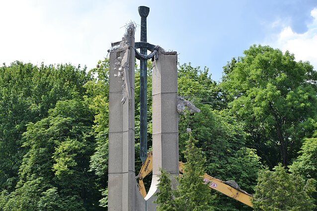 Klaipėdoje demontuojamas sovietinis memorialas Klaipėdoje demontuojamas sovietinis memorialas