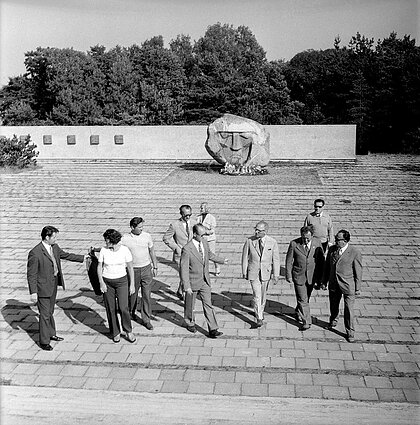 Vokietijos Demokratinės Respublikos lyderis Erichas Honeckeris vizito Lietuvos SSR metu lanko Alksnynės memorialą. 1973 m. Vokietijos Demokratinės Respublikos lyderis Erichas Honeckeris vizito Lietuvos SSR metu lanko Alksnynės memorialą. 1973 m.