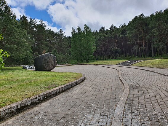 Paminklas Alksnynėje Paminklas Alksnynėje