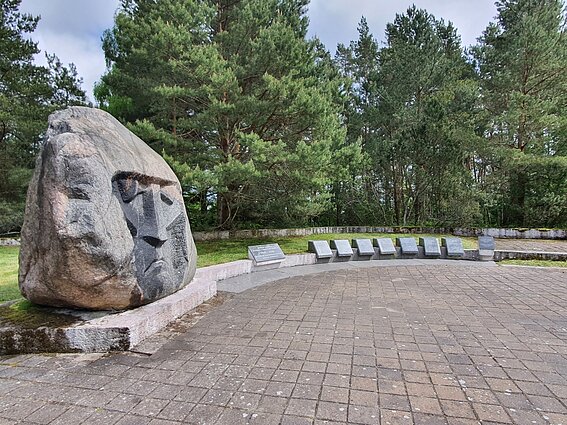 Paminklas Alksnynėje Paminklas Alksnynėje
