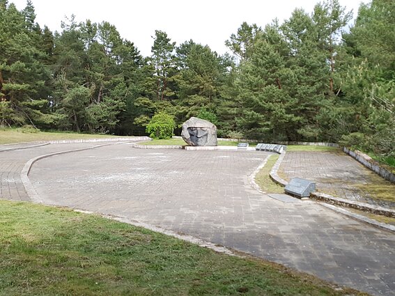 Paminklas Alksnynėje Paminklas Alksnynėje