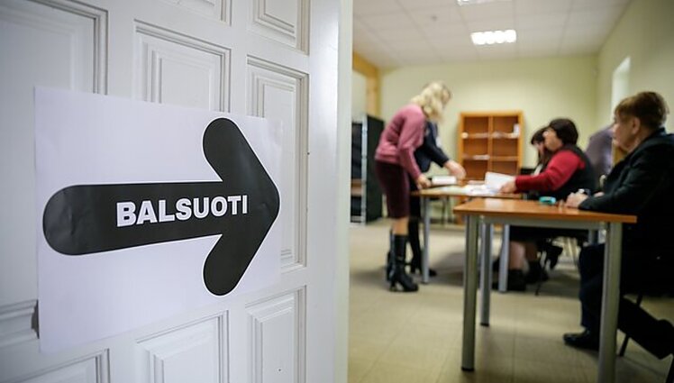 Nors aukščiausiuose postuose moterų netrūksta, situacija savivaldoje – prasta: politologė beda pirštu į partijų sudaromus sąrašus