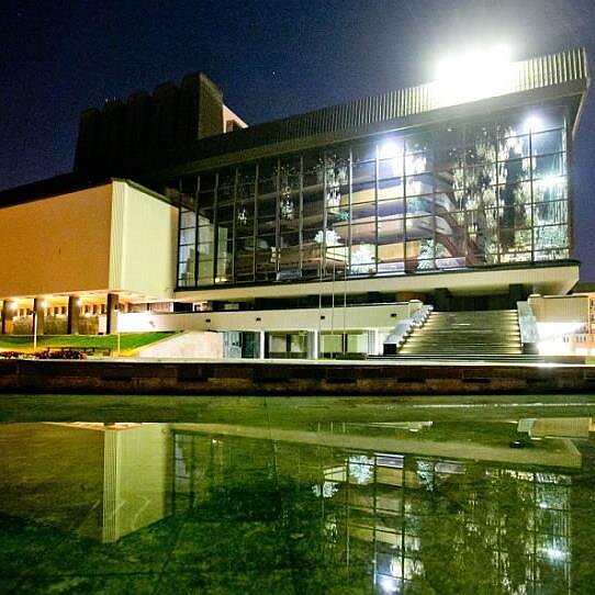 Pakeliui su vasara. Naujoje knygoje atgyja legendinio pastato – Lietuvos operos ir baleto teatro – istorija