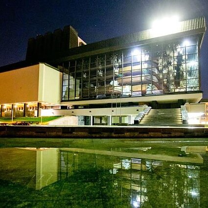 Pakeliui su vasara. Naujoje knygoje atgyja legendinio pastato – Lietuvos operos ir baleto teatro – istorija