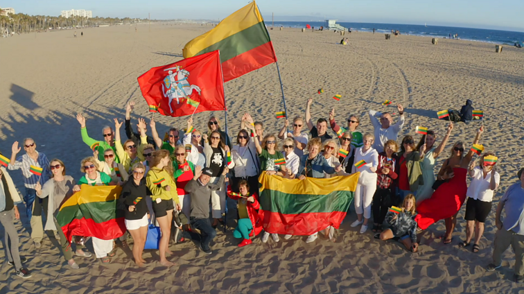 Plazdant Lietuvos trispalvei jau 14 kartą Los Andželo lietuviai giedojo „Tautišką giesmę“