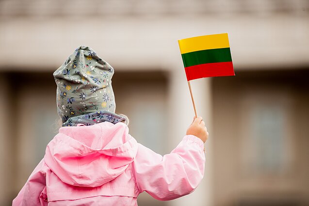 Liepos 6-osios minėjimas Rotušės aikštėje. Giedama „Tautiška giesmė“ Liepos 6-osios minėjimas Rotušės aikštėje. Giedama „Tautiška giesmė“