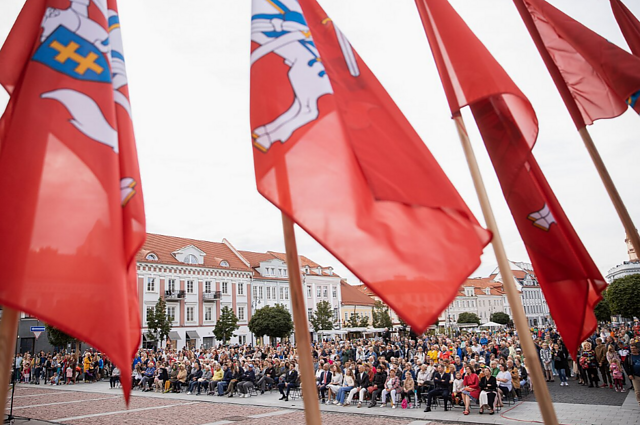 Panorama. Lietuvai švenčiant Valstybės dieną visame pasaulyje vienu metu skambėjo „Tautiška giesmė“