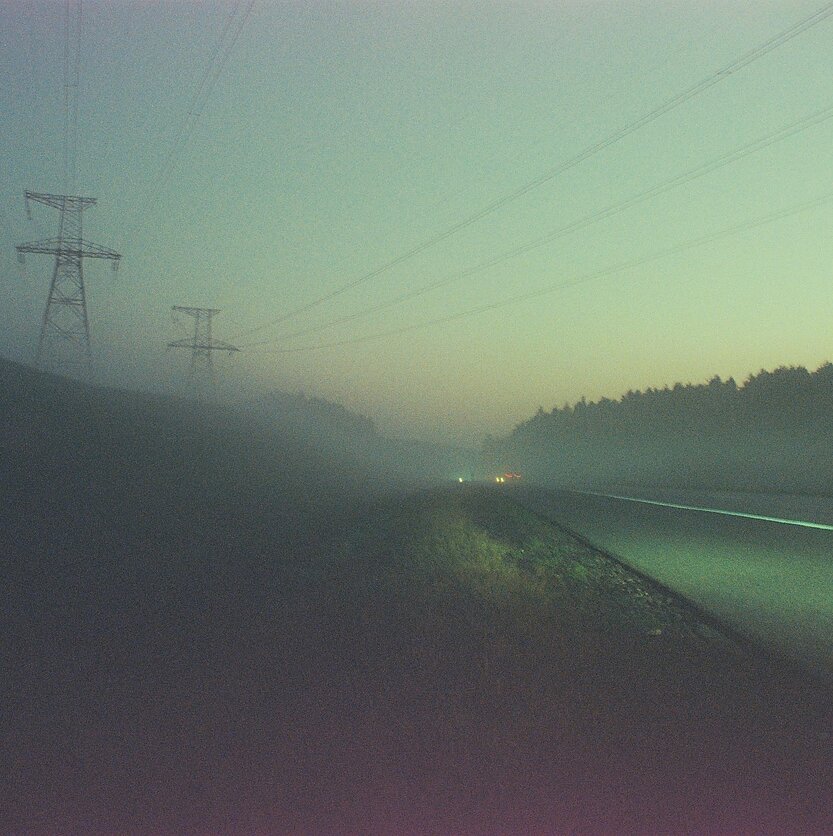 Jana Shnipelson / „Unsplash“ nuotr., Elektros stulpai / rūkas / migla / kelias